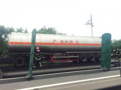 油罐车泄漏致东六环堵6小时(图)