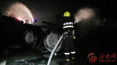 天津一货车与沥青油罐车相撞 车头被撞掉后起火