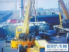 油罐车同心南街路口发生侧翻
