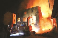 秭归油罐车爆炸5亡3伤 近百村民灭火救人(图)
