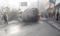 重型罐车侧翻致起火 吊车“施救”将其移至路边