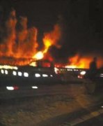 成温邛高速崇州段 32吨油罐车爆炸 两死两伤
