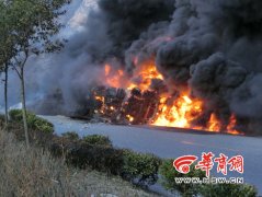 凤县红花铺镇一油罐车侧翻着火 车内两人不幸亡