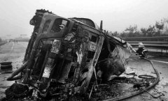 西禹高速一油罐车行驶中爆炸 事故致一死一伤