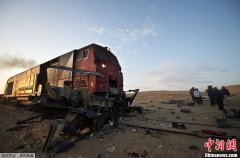 埃及火车与多辆汽车相撞致26人亡(高清组图)