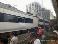 韩国两辆列车迎头相撞 至少1人死亡92人伤(图)