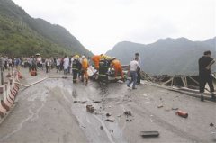 广元水泥罐车侧翻压扁轿车 冲出路面砸垮民房(图)