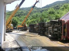 宝鸡：甲醇罐车侧翻致甲醇泄露 宝成线封闭数小