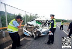 昆玉高速马金铺收费站：油罐车面包车相撞面包车上1死1伤