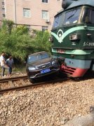 汽车与火车相撞 汽车过铁道突然熄火被火车撞出20米远