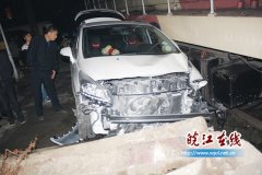 马鞍山火车与轿车闹市相撞 所幸事故无人员伤亡