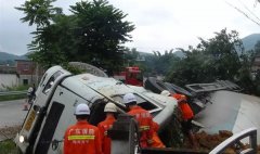 兴宁黄槐水泥罐车侧翻司机当场死亡