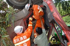宁南消防成功处置一起泥罐车侧翻事故 营救2名被