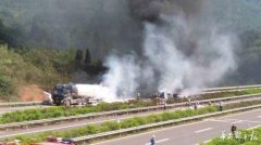 泸州绕城高速冒浓烟疑油罐车起火