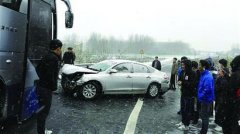 错把油门当刹车 女司机冲上高速防护栏(图)