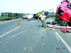 油罐车行驶中突然油罐爆裂(图)