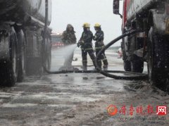 长深高速上一油罐车泄露 雪中3小时救援成功除险