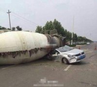 河南洛阳一罐车路上侧翻 轿车被压身下砸扁(图)