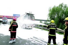 两油罐车相撞,大量柴油泄漏(图)