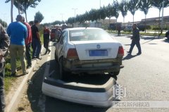 哈尔滨达康路水泥罐车刹车失灵冲进隔离带侧翻