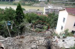 罐车逆行压扁小轿车 致3人当场死亡现场惨烈