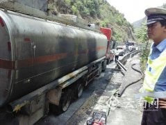 云南大保高速罐车起火 救援及时未爆炸