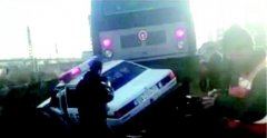 惊魂一幕:邯长铁路无人值守路口 火车警车相撞