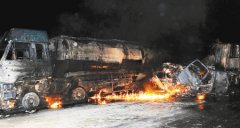 210国道上油罐车爆炸引燃8辆货车 造成2人受伤