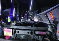 货车撞铁柱侧翻1人被困 消防员破拆营救