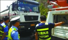 装载18吨汽 油罐车趴窝高速路 各方紧急排险
