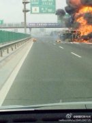 油罐车起火两人身亡