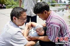 广深沿江高速油罐车爆炸 工作人员清理路面（全