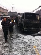 成都油罐车避让公交车在距离油库500米处爆炸