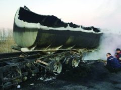 油罐车失火无伤亡 北京北六环爆堵近两小时