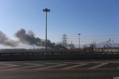 10米长油罐车起火 北六环爆堵两个小时