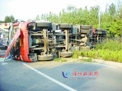 绿化带太高影响视线 为躲摩托车油罐车侧翻