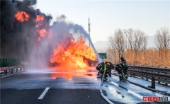 北京六环30吨油罐车爆炸起火 消防官兵成功排险