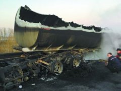 油罐车着火 北六环断路(图)
