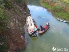 水泥槽罐车侧翻河边咸宁消防剪车身救出1人