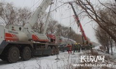 甲醇罐车雪夜侧翻泄露起火 7小时救援险情解除