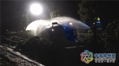 对面货车强光刺眼 槽罐车侧翻水稻田15吨双氧水