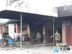 加油站卸油时发生爆炸 目击者称火光达10米高