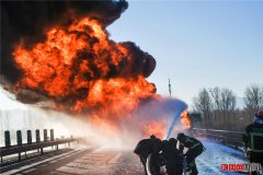 北京油罐车爆炸 消防官兵上演2小时“火场救援”
