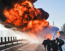 北京油罐车爆炸 消防官兵“东西夹击”全面扑救现场曝光