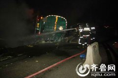 黄岛油罐车深夜侧翻 油体泄露刺鼻空气弥漫(图)