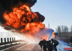 北京一30吨油罐车爆炸 火焰高达数十米 直击救援全程