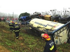 槽罐车匝道过弯冲出路面侧翻 未造成人员伤亡