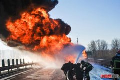 北京油罐车爆炸消防官兵上演2小时“火场救援”