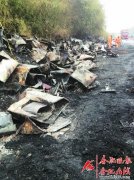 油罐车遭追尾引发大火近200米路面被烧毁（图）