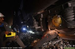 火车与大象相撞致脱轨 大象被压火车底死亡